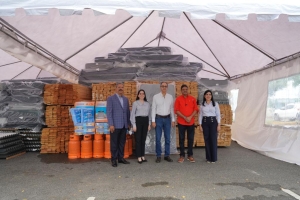 Popular entrega materiales al COE para afectados de Fiona