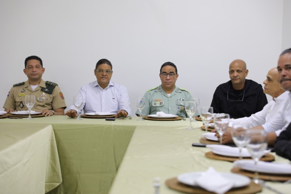 El director del COE Juan Manuel M&eacute;ndez Garc&iacute;a, se reuni&oacute; este jueves con los directores de comunicaciones de diferentes instituciones