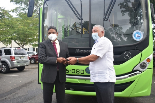 El director del #COE_rd recibió este lunes un autobús que fue asignado por la Dirección de la Oficina Metropolitana de Servicios de  Autobuses (OMSA).