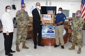 La Embajada de EE. UU. don&oacute; al COE 200 mil unidades de jeringuillas para la Jornada de Vacunaci&oacute;n Nacional contra el COVID-19